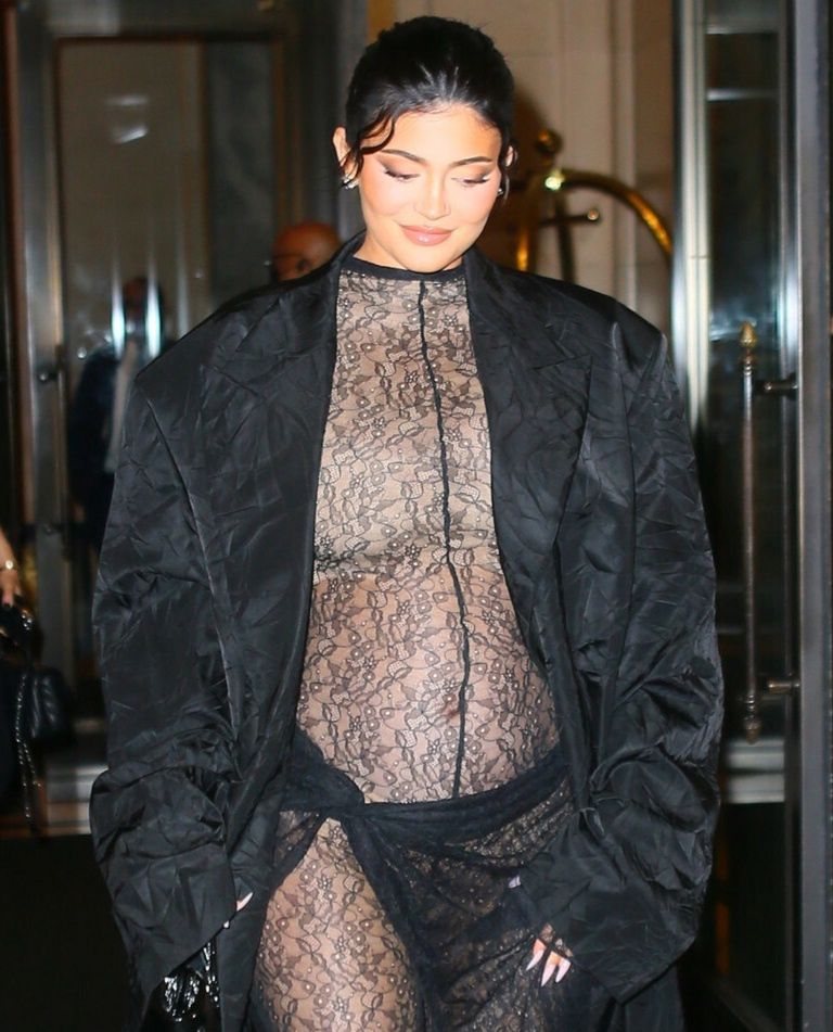 Kylie Jenner odsłania ciążowy brzuszek na fashion weeku w Nowym Jorku 