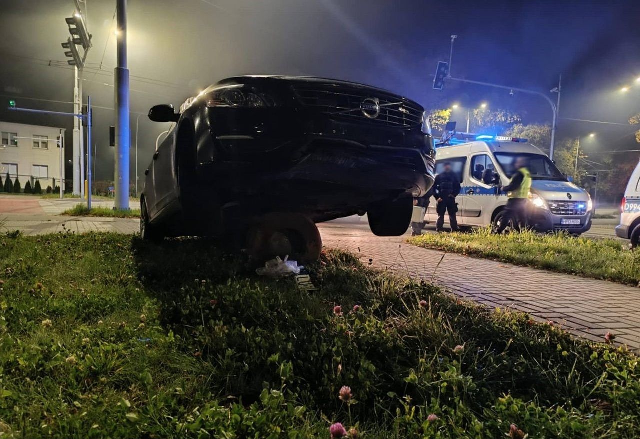 Kolizja w Lublinie. Auto zawisło na śmietniku