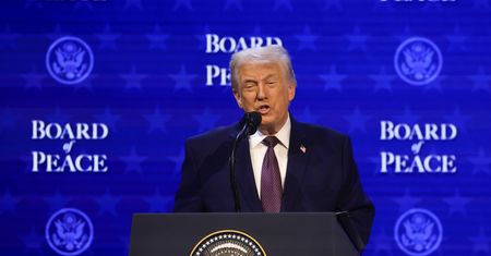 Trump na niedźwiedziu. Nietypowa okładka "The Economist"