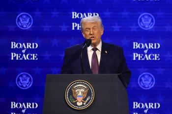 Trump na niedźwiedziu. Nietypowa okładka "The Economist"