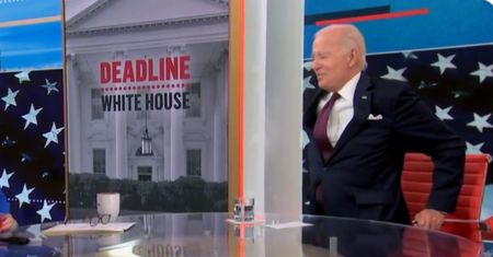Biden miał problem z opuszczeniem studia. Poruszenie w sieci