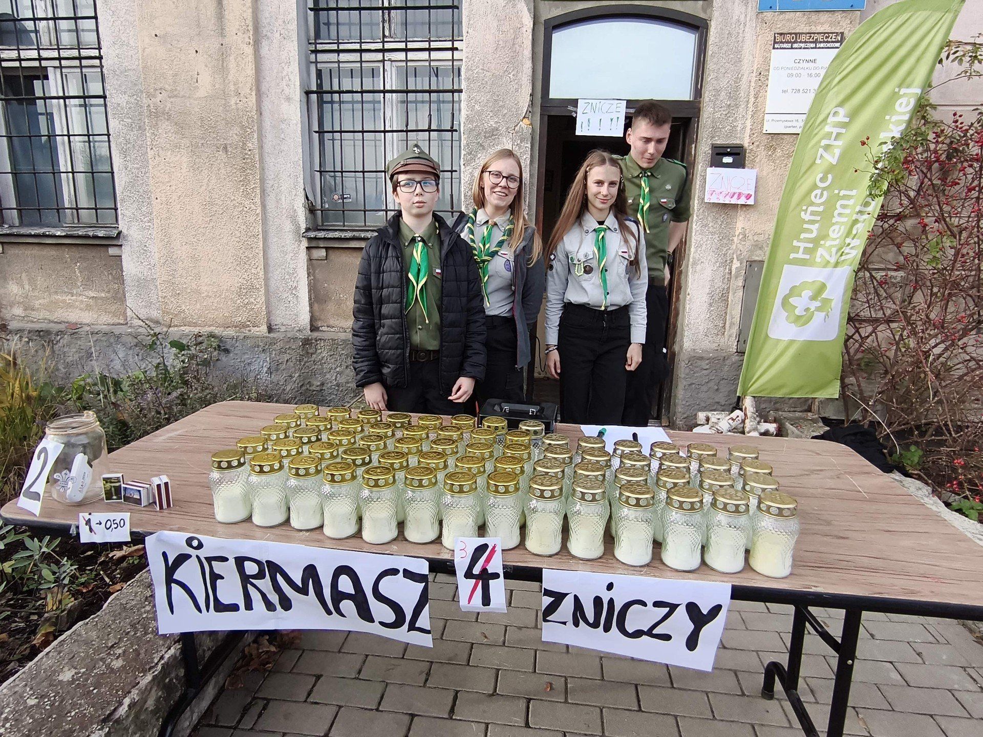 Wszystkich Świętych 2025: Rzeka odwiedzających największą wałbrzyską nekropolię