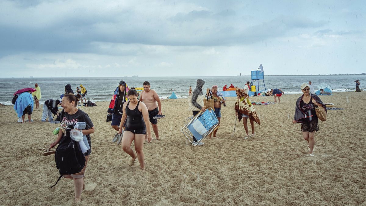 Polska Tomasz Oszczepalski
Fot. Tomasz Oszczepalski/East News. 10.08.2025. Gdansk, Polska. Zalamanie pogody nad morzem. Turysci uciekaja z plazy przed deszczem.
Tomasz Oszczepalski