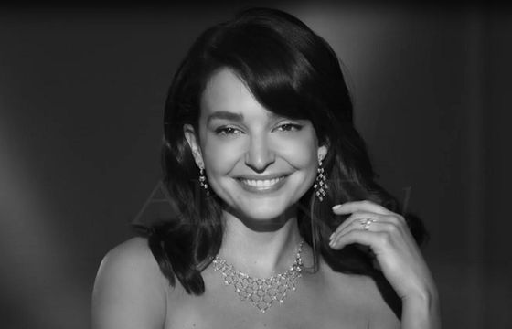 Maria Dębska reklamuje biżuterię Apart