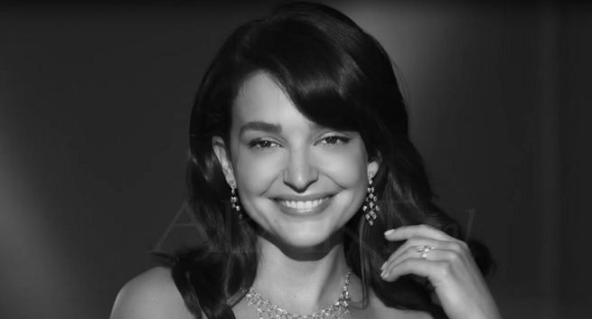 Maria Dębska reklamuje biżuterię Apart