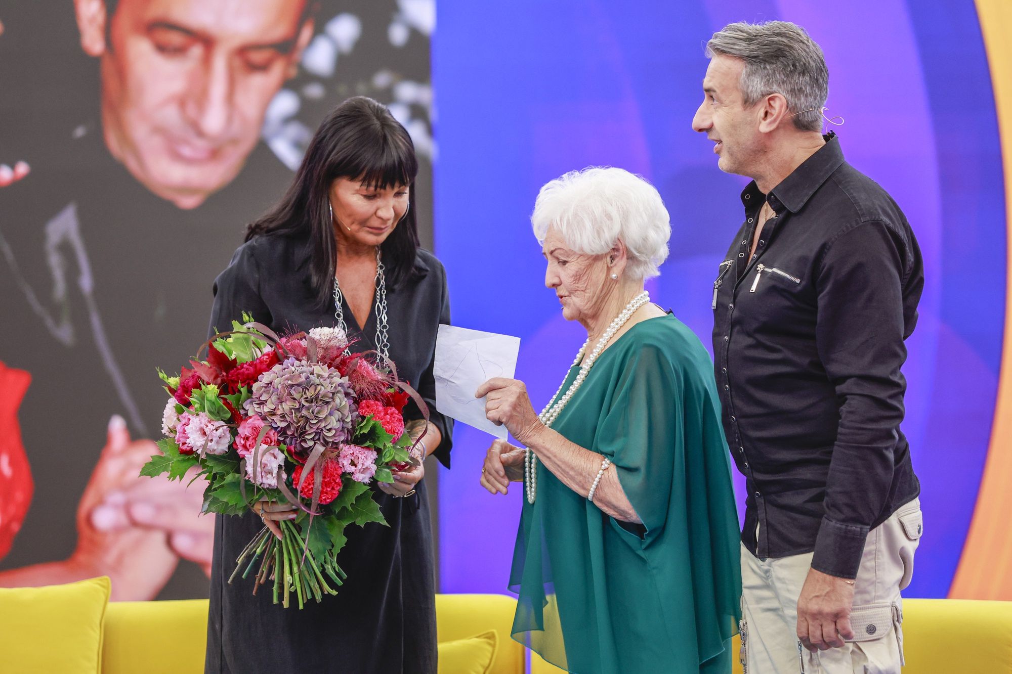 Iwona Pavlović z mamą i mężem