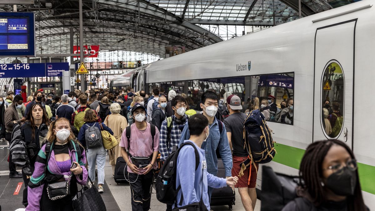 BERLIN, GERMANY - AUGUST 23: People wait to enter one of still driving ICE trains at Hauptbahnhof main railway station during a nationwide railway strike on August 23, 2021 in Berlin, Germany. The GDL union of locomotive drivers has resumed its strike of passenger train service for a second  time in recent weeks in their current dispute with state rail carrier Deutsche Bahn. (Photo by Maja Hitij/Getty Images)
