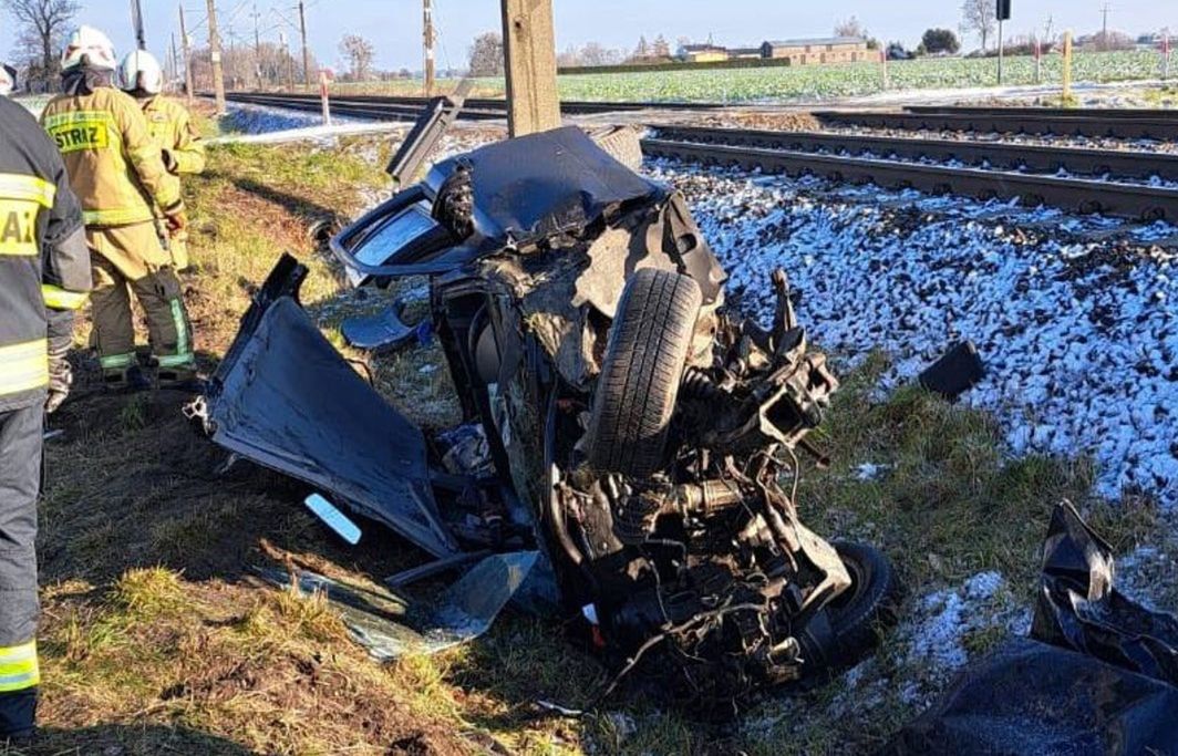 Auto osobowe zderzyło się z pociągiem. W akcji śmigłowiec LPR