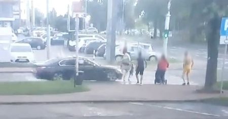 Potrącił kobietę z dzieckiem na przejściu dla pieszych [Film]