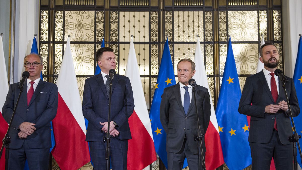 WARSAW, MAZOWIECKIE, POLAND - 2023/10/24: Opposition party leaders, from left, Wlodzimierz Czarzasty, Szymon Holownia, Donald Tusk and Wladyslaw Kosiniak-Kamysz announce to the media that Tusk is their candidate for prime minister. The leaders of the opposition parties that collectively won the most votes in Poland's recent elections announced in the Parliament, that Donald Tusk, the leader of the largest group, is their candidate to be prime minister and that they have agreed to form a government and govern together. The currently ruling nationalist party Law and Justice (PiS), won more votes than any other party, but is unable to create a coalition with any party.
The potential new government would be the coalition of the Civic Coalition, Poland 2050. (Photo by Attila Husejnow/SOPA Images/LightRocket via Getty Images)