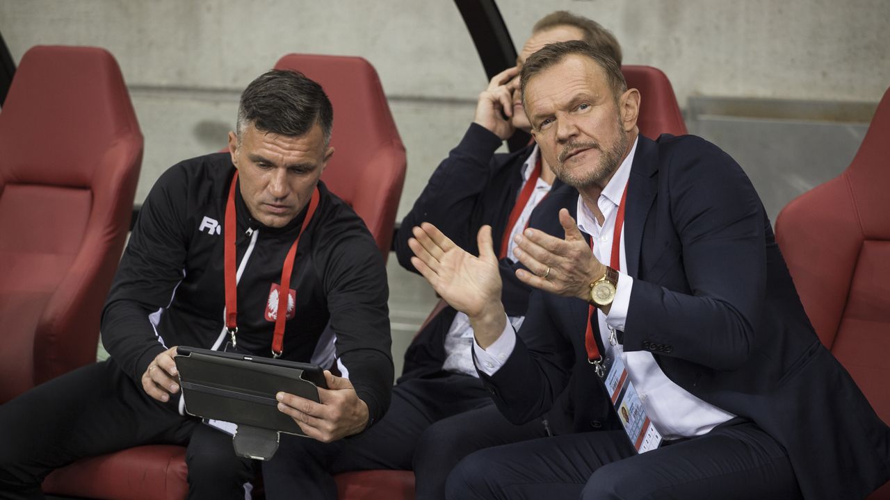 Cezary Pazura w roli selekcjonera reprezentacji Polski. 