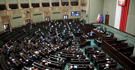 Najnowszy sondaż poparcia partii politycznych. PiS traci, ale wciąż jest na czele