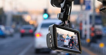 Jak wybrać wideorejestrator i jak go używać? Chroń swoje pieniądze