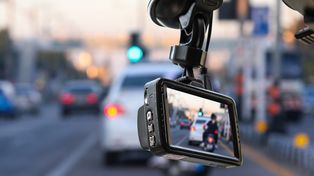 Jak wybrać wideorejestrator i jak go używać? Chroń swoje pieniądze