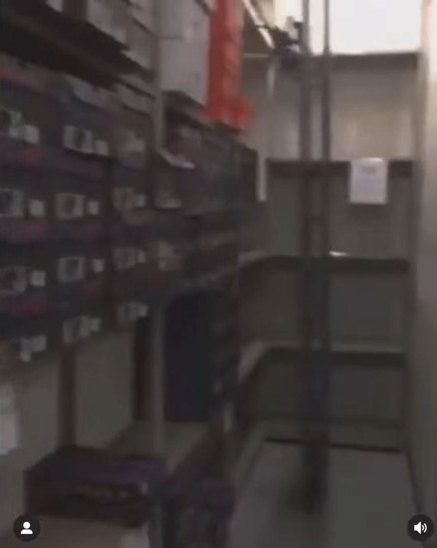 Menadżer Foot Lockera rzekomo spuszczał się w buty przeznaczne do sprzedaży