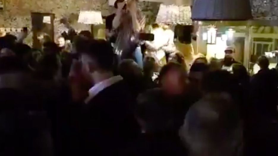 Warszawa. Chóralne wspólne śpiewy i tańce na barze. Podczas zabawy w stołecznym klubie interweniowała policja
