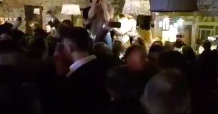 Warszawa. Głośno śpiewali osiem gwiazdek. Szampańska zabawa w stołecznym klubie