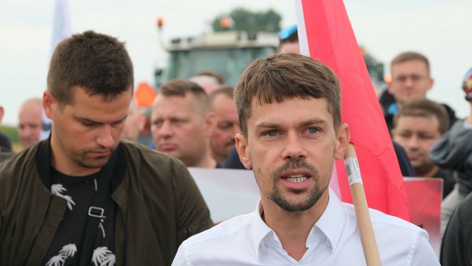 Protesty rolników. Agrounia zapowiada blokady / Na zdjęciu po prawej Michał Kołodziejczak, lider Agrounii 