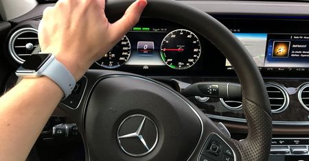 Nawigacja w Mercedesie za 420 tys. zł przegrywa w Warszawie z Mapami Google