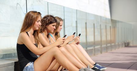 Nowe uzależnienie wśród młodzieży powoduje coraz więcej wypadków