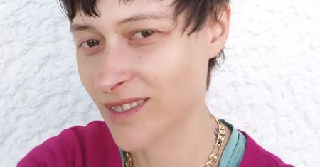 Wygląda jak inna osoba. U jej boku dobrze znany mężczyzna