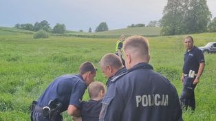 Ocknął się na odludziu w zakrwawionym ubraniu. Mężczyzna zadzwonił na alarmowy. Nie umiał ustać na nogach