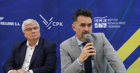 Szybka kolej zdmuchnie ludzi na peronie pod CPK? Wiceminister: "Głupota niestety sięga coraz wyżej"