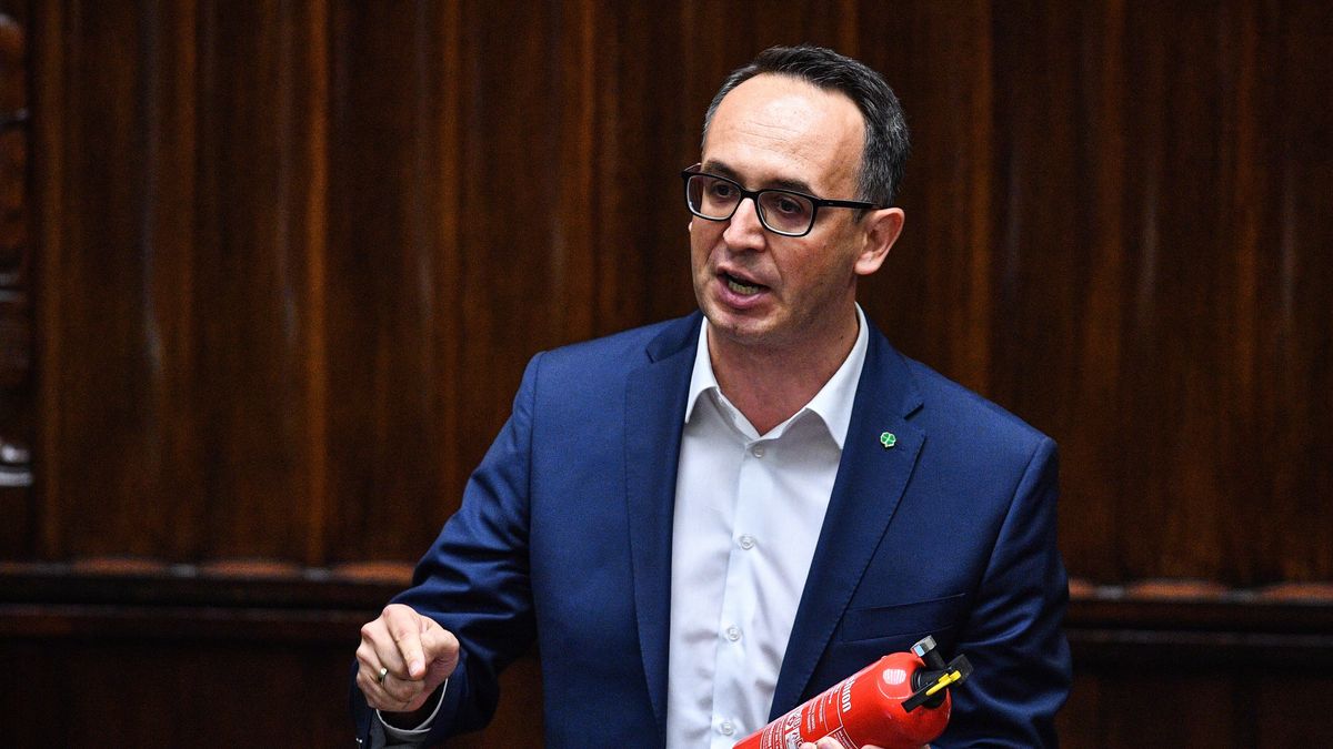 Warszawa, 28.07.2023. Poseł PSL Dariusz Klimczak na sali obrad Sejmu w Warszawie, 28 bm. Sejm zajmie się m.in. projektem prezydenta o współpracy władz ws. przewodnictwa Polski w Radzie UE oraz sprzeciwem Senatu do prezydenckiej noweli ustawy o Państwowej Komisji ds. badania wpływów rosyjskich. (jm) PAP/Radek Pietruszka