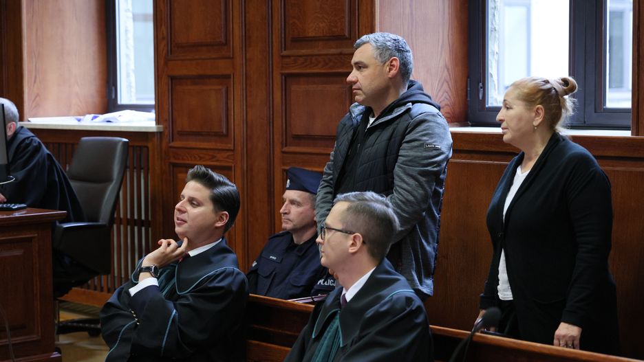 Warszawa, 17.10.2025. Wołodymyr Ż. (C-góra) oraz jego pełnomocnicy mec. Tymoteusz Paprocki (L-dół) oraz mec. Piotr Wojciechowski (C-dół) na sali Sądu Okręgowego w Warszawie, 17 bm. Sąd postanowił odmówić władzom niemieckim wydania Wołodymyra Ż., podejrzewanego o wysadzenie gazociągu Nord Stream, a także uchylić środek zapobiegawczy w postaci tymczasowego aresztowania i nakazać niezwłoczne zwolnienie obywatela Ukrainy. (amb) PAP/Rafał Guz
