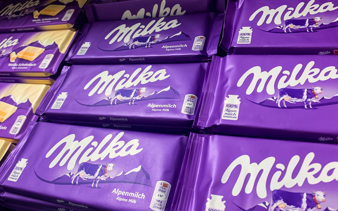 Price war between Milka's manufacturer and Rewe stores. In the background, cocoa price increases.