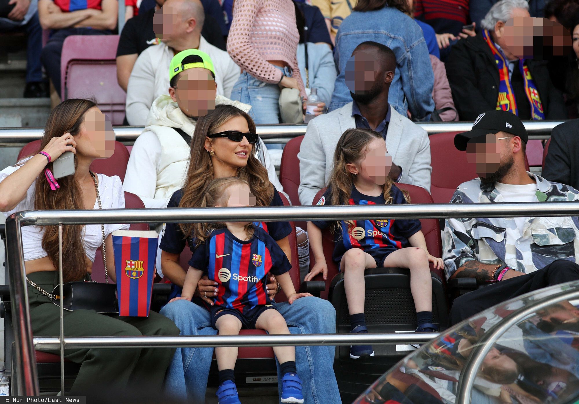 Anna Lewandowska z córkami dopingują Roberta z trybun