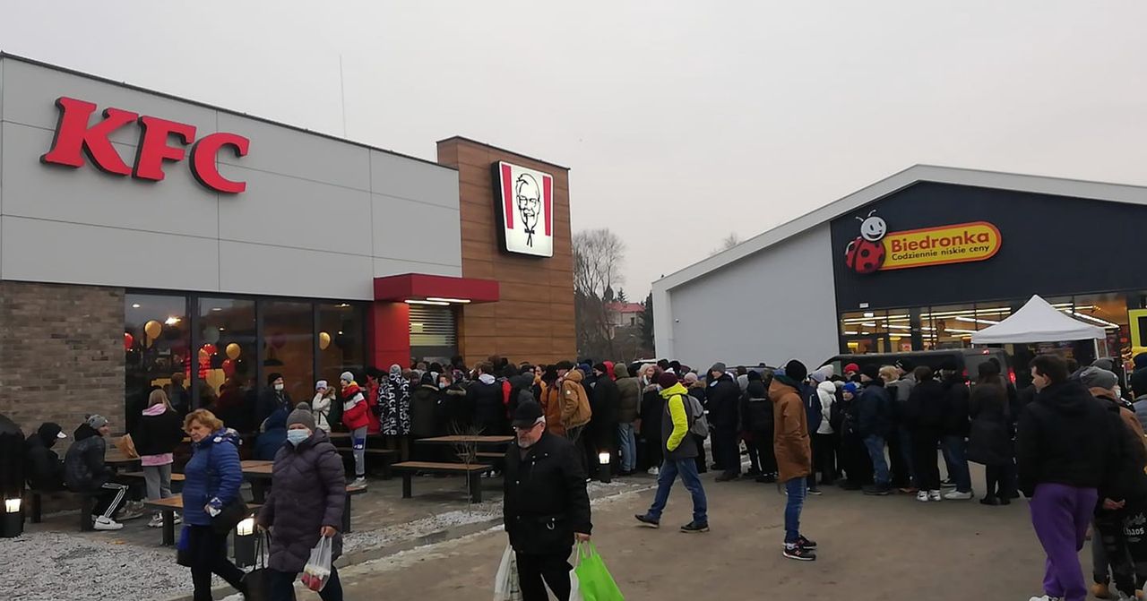 Pierwsze KFC w Ostrowcu Świętokrzyskim. Szaleństwo podczas otwarcia.
Fot. FB/Ostrowczanie