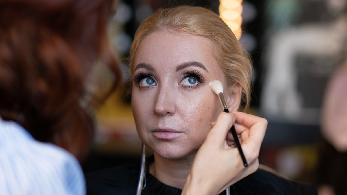 Te błędy w makijażu popełnia każda z nas