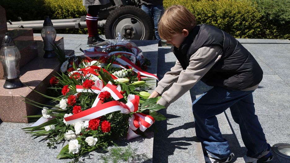 Uczestnicy złożyli wiązanki kwiatów przy Pomniku Wolności, a następnie przy Pomniku Poległych Mieszkańców Krotoszyna
