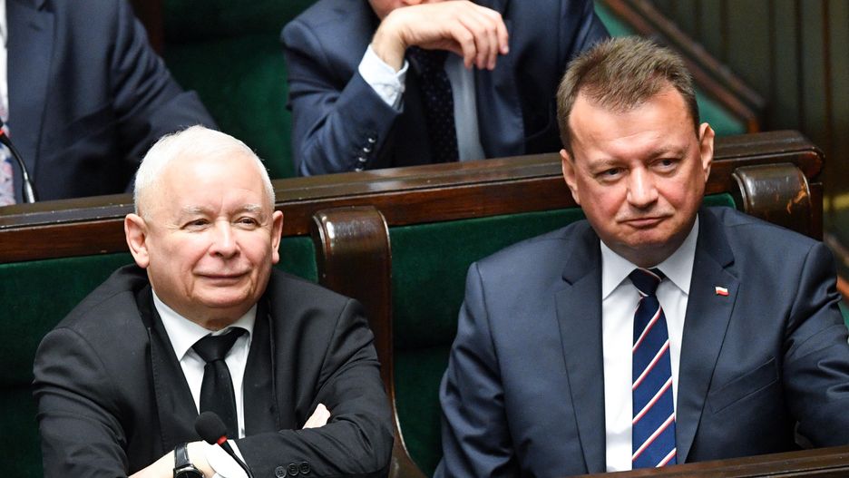 Jaros�aw Kaczy�ski, Mariusz B�aszczak
Warszawa, 22.06.2022. Prezes PiS Jaros�aw Kaczy�ski (L) i minister obrony Mariusz B�aszczak (C) na sali obrad Sejmu w Warszawie, 22 bm. Sejm zajmie si� m.in. przepisami dotycz�cymi pracy zdalnej, a tak�e obywatelskim projektem liberalizuj�cym przepisy dotycz�ce aborcji. (rp/ibor) PAP/Radek Pietruszka
Radek Pietruszka
9 9., g�osowa�, IX, kadencja, kadencji, obrad, plenarna, polityk polityka, posiedzenie, sala, sejm, sejmu, pose�, pos�owie