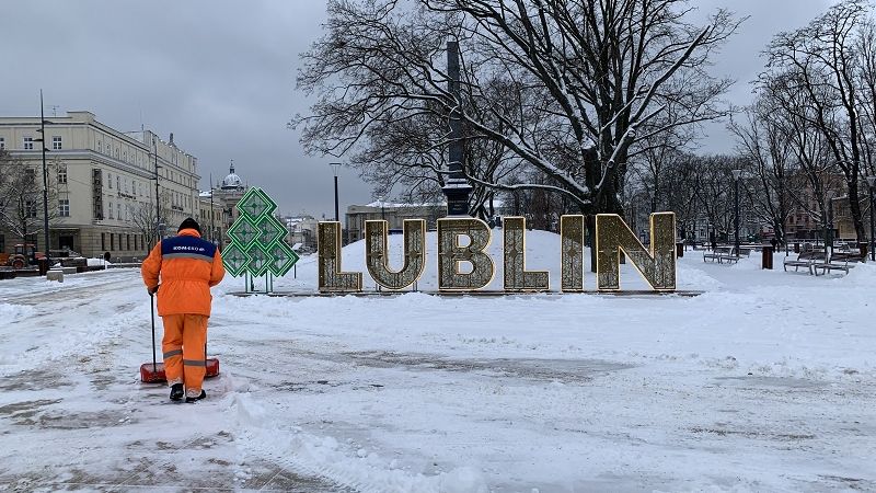 Odśnieżanie Placu Litewskiego po nocnych opadach śniegu | fot. Miasto Lublin