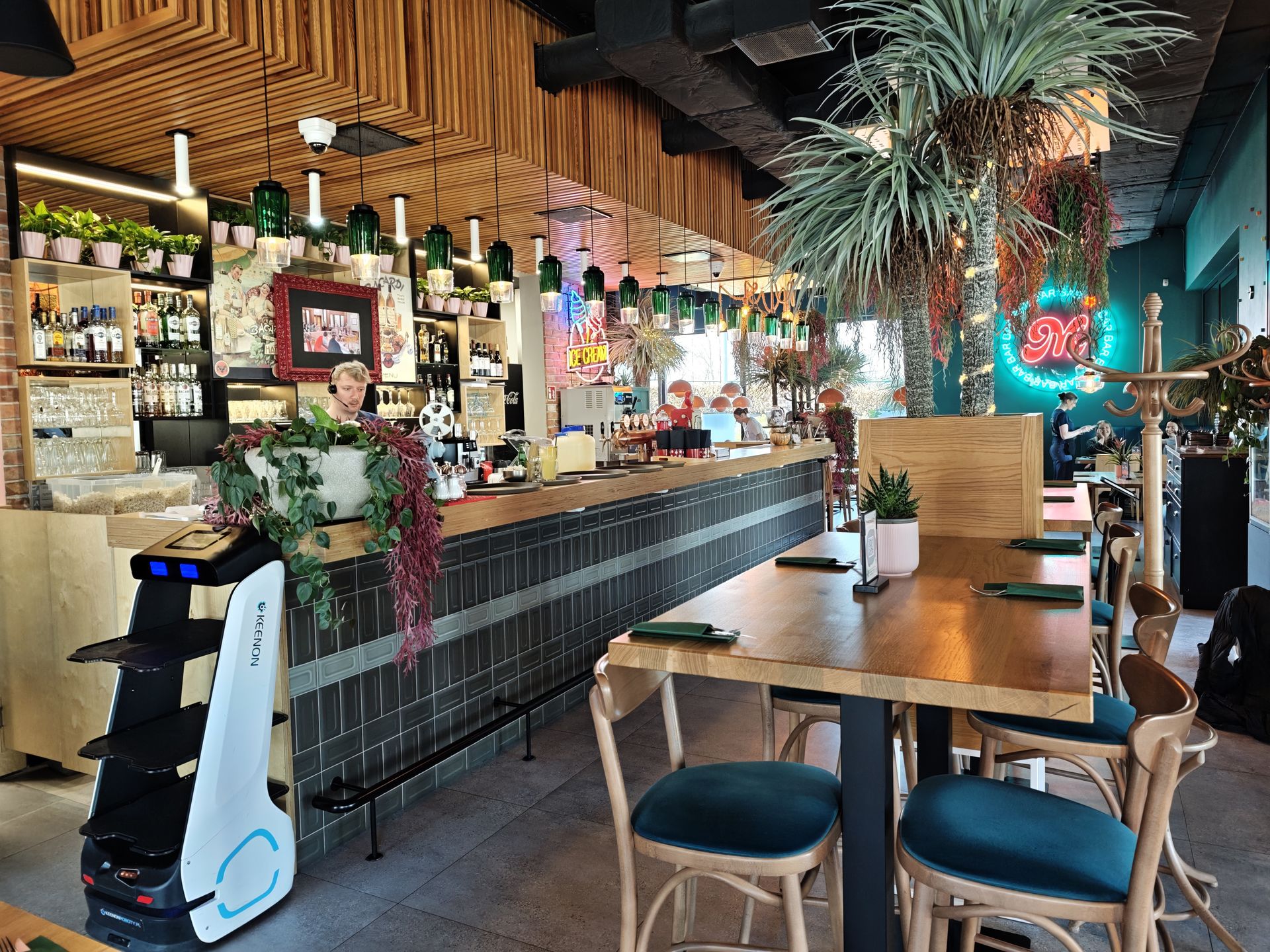 Na wejściu wita nas bar