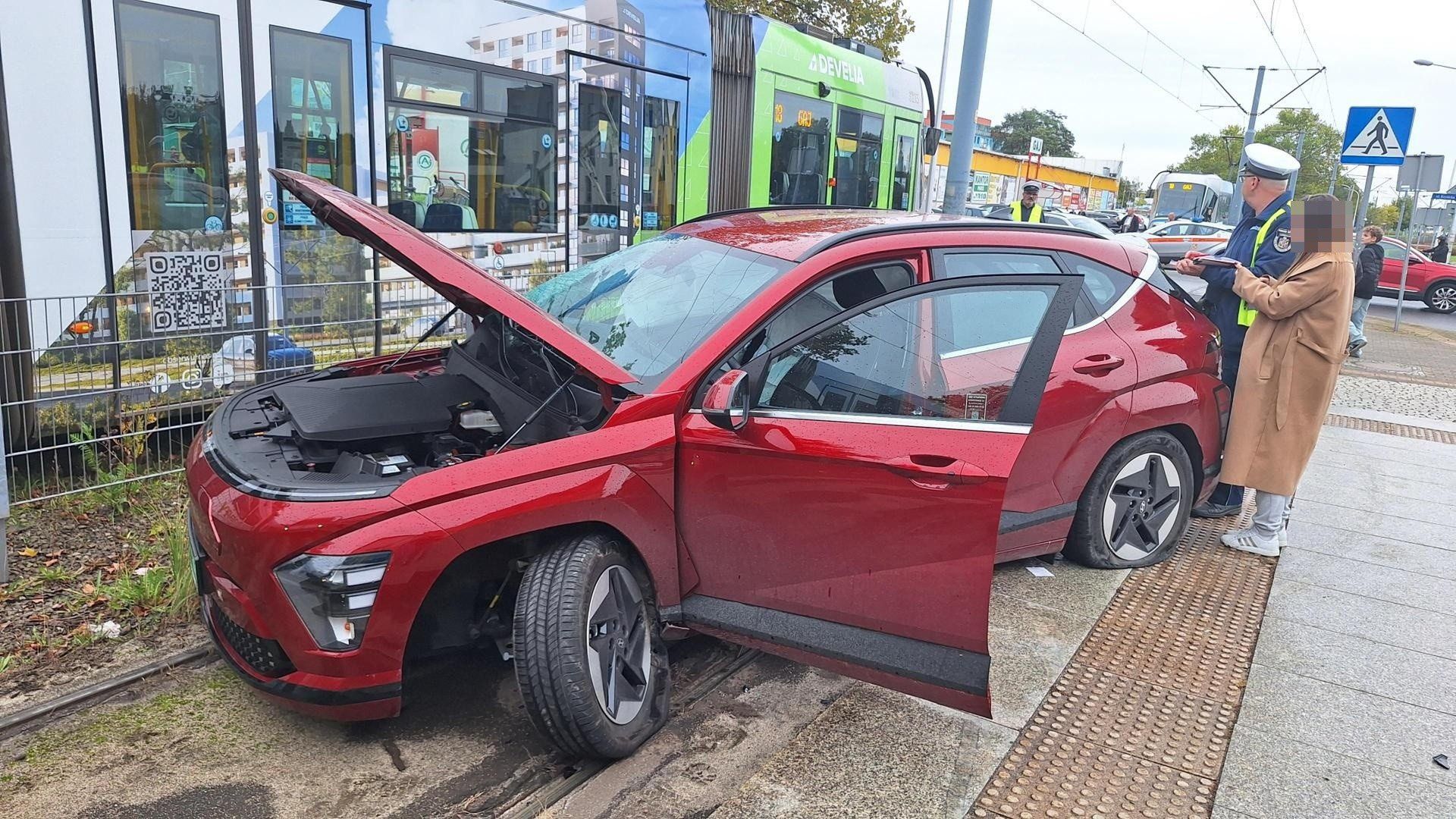 Wypadek samochodu i tramwaju we Wrocławiu