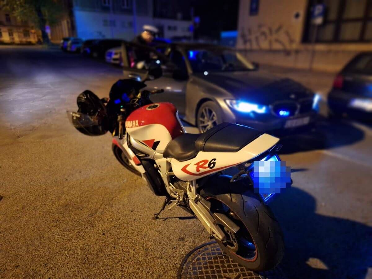 Policjanci skontrolują motocyklistów