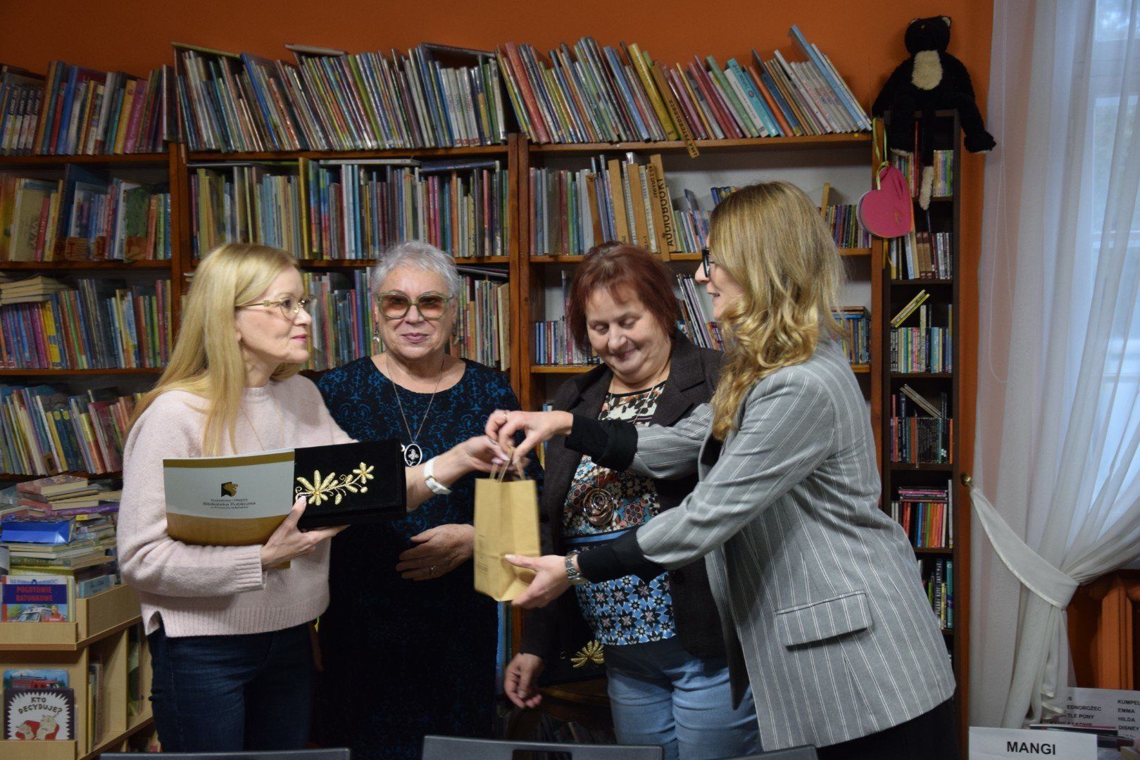 W bibliotece w Pruszczu uczestnicy warsztatów hafciarskich odebrali pamiątkowe dyplomy i torebki z wyszytym haftem