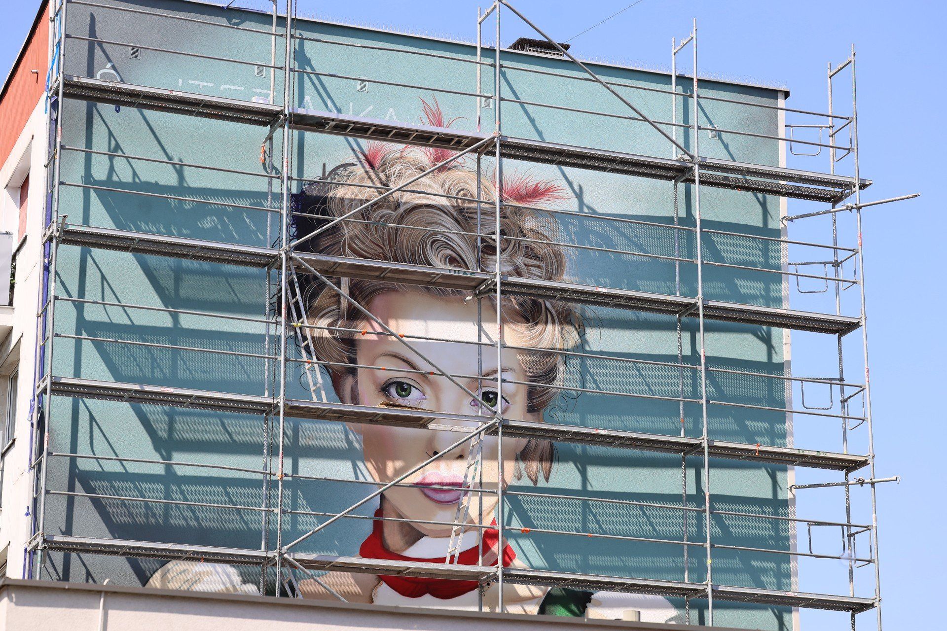 Świtezianka znów będzie zachwycać. Kończą odnawiać mural na osiedlu Trzech Wieszczów