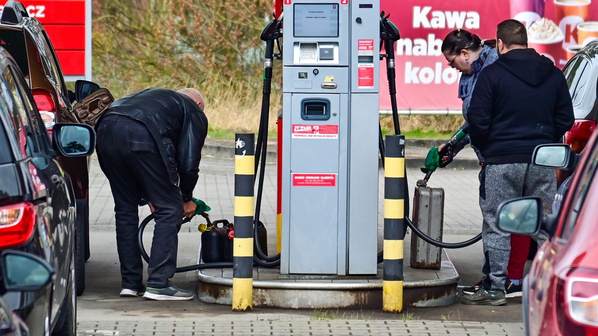 kolejka kierowców z Niemiec
Lubieszyn, 31.03.2026. Kolejka niemieckich kierowców na jednej z przygranicznych stacji benzynowych, 31 bm. w Lubieszynie. 31 bm. wszedł w życie rządowy pakiet "Ceny Paliwa Niżej". Benzyna 95 ma kosztować nie więcej niż 6,16 zł za litr, benzyna 98 - 6,76 zł, a olej napędowy - 7,60 zł. (sko) PAP/Marcin Bielecki
Marcin Bielecki
benzyna, kolejka, niemieccy kierowcy, obniżka cen, paliwo, stacja paliw, z Niemiec, benzynowa