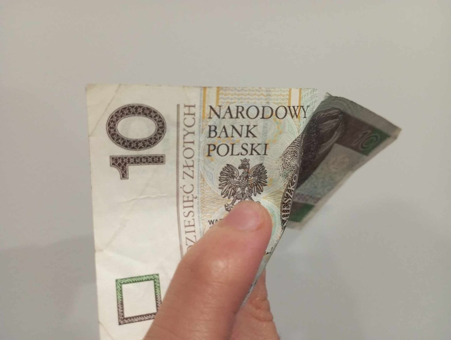 Takim banknotem nie zapłacisz? Sprzedawca może go nie przyjąć. NBP tłumaczy