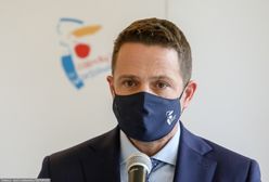 Strajk kobiet. Flagi na autobusach. Kierowca komentuje polecenie Trzaskowskiego