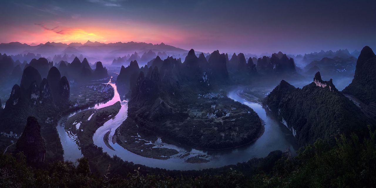 "Good Morning Damian Shan." Fotograf roku oraz zwycięzca w kat. Nature / Landscape. Zdjęcie zostało wykonane w Chinach w prowincji Guangxi, gdzie biegnie rzeka Li. Panorama została sklejona z kilku zdjęć pionowych.
