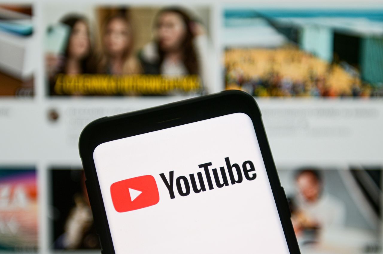 YouTube wygrywa u młodych. Telewizja w odwrocie - Logo serwisu YouTube na smartfonie.