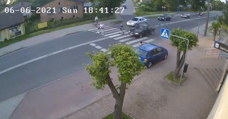 Śląsk. Kierowca prawie rozjechał dziecko na hulajnodze. Nagranie szokuje
