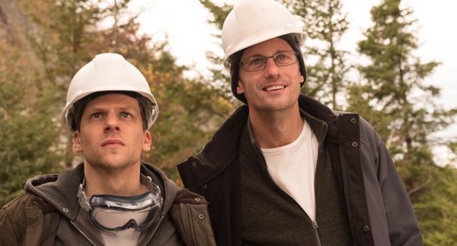 Jesse Eisenberg i Salma Hayek w filmie "The Hummingbird Project"