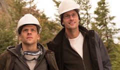 Jesse Eisenberg i Salma Hayek w filmie "The Hummingbird Project"