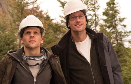 Jesse Eisenberg i Salma Hayek w filmie "The Hummingbird Project"